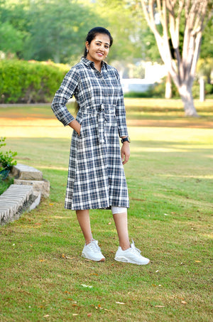 Momboss black check feeding top  (pink)