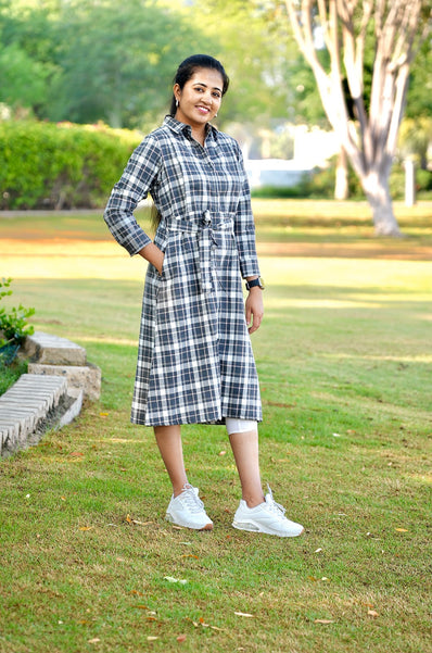 Momboss black check feeding top  (pink)