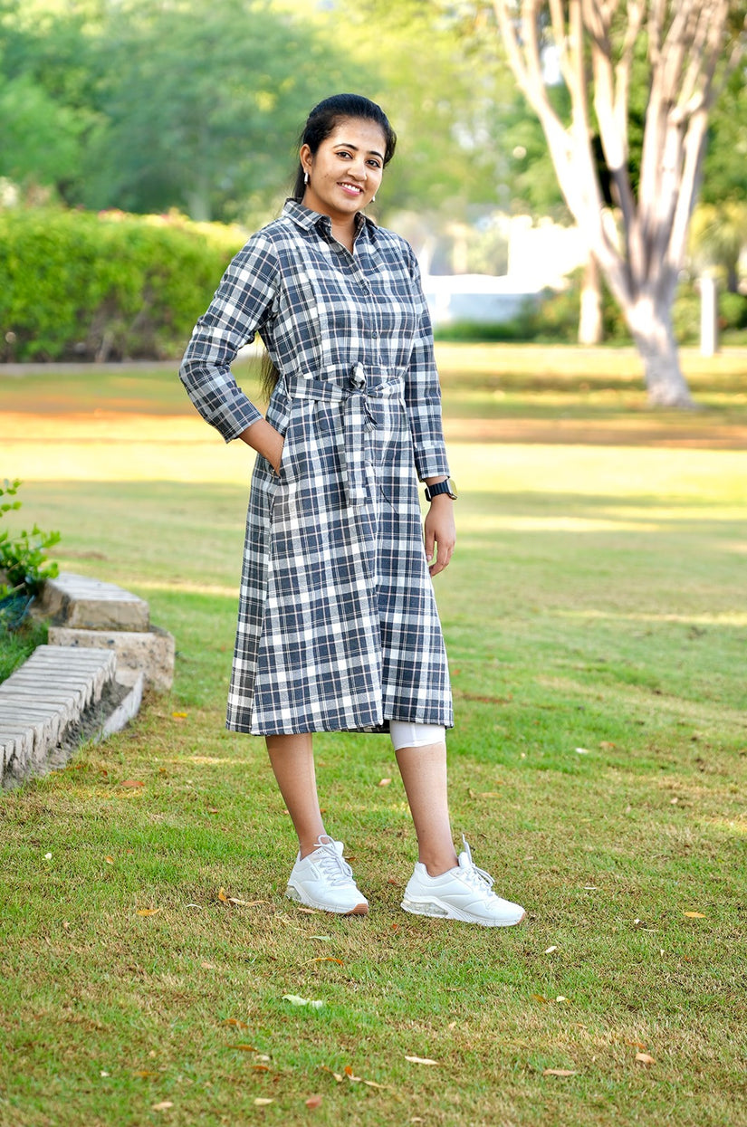 Momboss black check feeding top  (pink)
